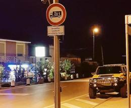 Parcheggio selvaggio vicino al semaforo