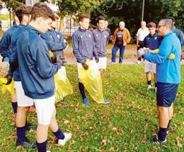 I calciatori puliscono la città