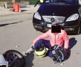Incidente in centro tra auto e scooter, una donna all’ospedale