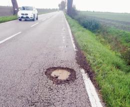 Voragine in strada, danni alle auto