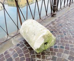 Danneggiati due massi archeologici