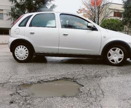 La pioggia scava l’asfalto