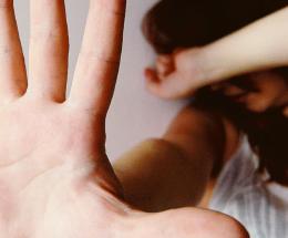 Stupri, botte e pugni in pancia alla compagna in gravidanza