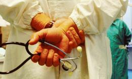 Aggredisce due medici durante il turno di lavoro, scattano la denuncia