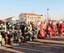 Babbo Natale è arrivato in Vespa. E insieme ai cagnoloni