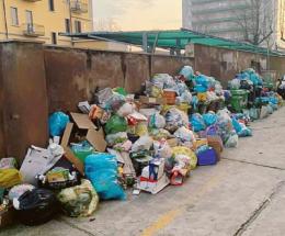Una enorme discarica di rifiuti in pieno centro