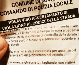 Ghiaccio sul vetro e scatta  la multa