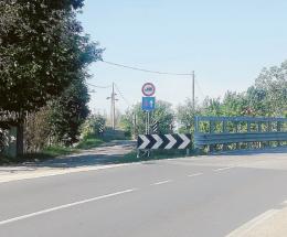 Vola fuori strada: miracolata