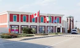 Lo spettro del centro di accoglienza nell'Outlet chiuso