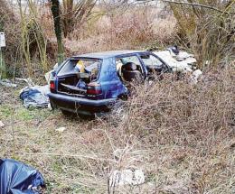 Un’auto abbandonata tra i rifiuti