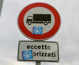 Adesivi sui cartelli, il Delta chiamato in comando