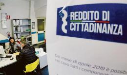 Reddito di cittadinanza: "Va dato a tutti gli stranieri"