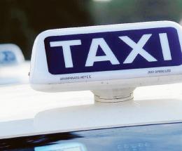 Non rispetta i turni, sospesa la licenza al tassista 