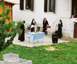Le suore pregano Maria, rosario cantato dal cortile