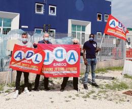 “Boia chi molla”. Viene licenziato