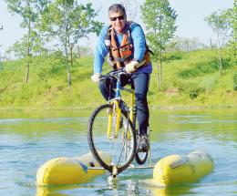 La spettacolare impresa: fino al mare, pedalando sul Po