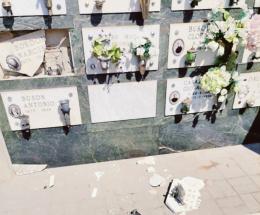 Tombe distrutte, il gesto infame al cimitero di Borsea