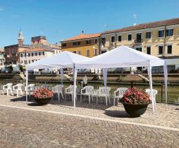 Gazebo e sedie sotto il sole cocente