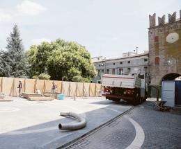 Via il chiosco, ma resta un gradino. Ipotesi cubi attorno per non inciampare