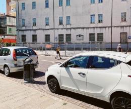 Cartoline dalla piazza, con lamiere