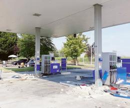 Assalto con il trattore al distributore: danni per 50mila euro e casse rubate