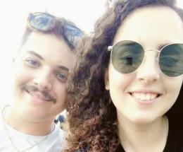 Donna intrappolata nell'auto piena di gas, salvata da due ragazzi eroi