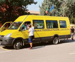 Manca un autista, il sindaco si mette alla guida dello scuolabus