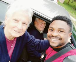 Pugile dal cuore d'oro aiuta due nonni rimasti a piedi