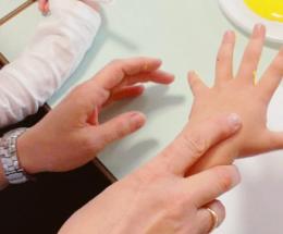 I giovani studenti imparano l’igiene