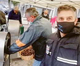 I volontari della castagnata: serviti 15 chili di castagne 