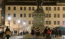 Uno stand per fare i tamponi in piazza ai giovani
