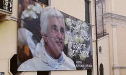 Il paese abbraccia un don molto speciale. E amatissimo