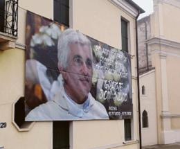 In parrocchia da vent’anni: uno striscione per don Silvio