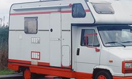 Dopo mesi in camper nel parcheggio di Amazon, il comune gli dà un tetto 