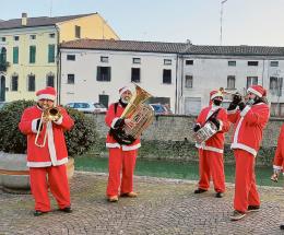 Babbi Natale in musica e monumenti da adottare
