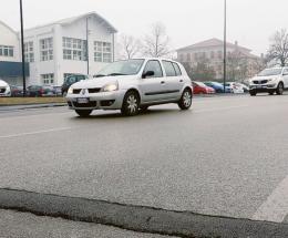 Il rattoppo è peggio del buco, auto in panne sulla rotatoria