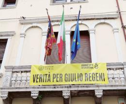 Una panchina gialla per Giulio nella città etrusca
