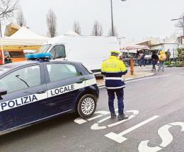 "Ci sono i posteggiatori abusivi", scappano all'arrivo degli agenti