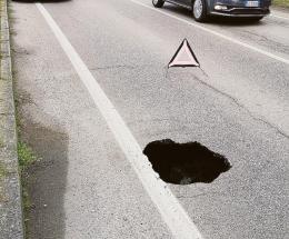 Buche sulle strade, veri e propri crateri in via Savonarola