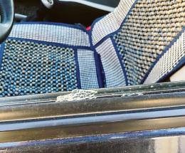 Va a fare foto: gli devastano l’auto