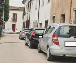 “Posteggio selvaggio in via De Amicis”