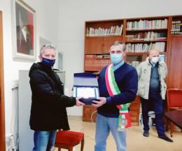 Da anni lavora volontario all'aggiornamento del sito del Comune: Fabio è cittadino benemerito