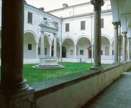 Un chiostro al centro della città