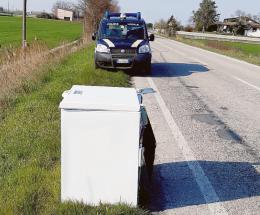 Incivili in azione: abbandonano un freezer sulla provinciale