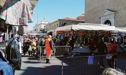 Al mercato in navetta, dal villaggio in centro per non intasare il traffico