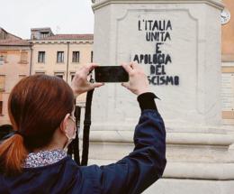 La statua di Vittorio Emanuele resta deturpata