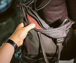 Le rubano borsa mentre parla con l’amica seduta sul muretto
