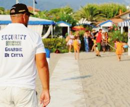 In spiaggia i vigilantes anti assembramenti