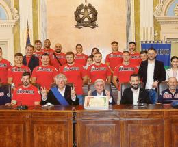 “Siete eroi, il nostro orgoglio”.