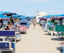 Spiagge, parte la stagione: “Più sollievo senza coprifuoco”